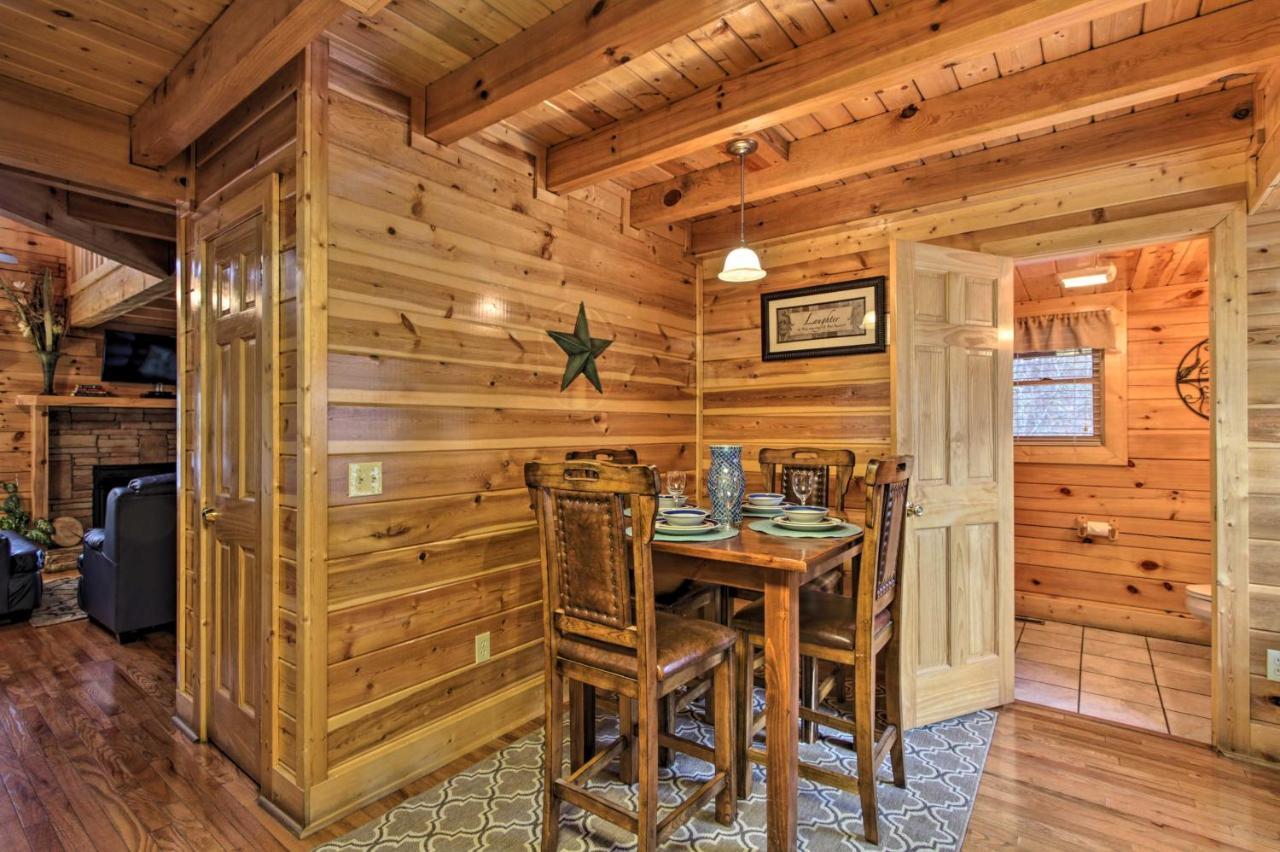 Romantic Cabin With Hot Tub In Pigeon Forge! Exterior photo